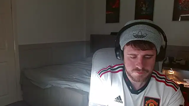 Snapshot of maxy49 chatting on 11/19/25, 01:22 maxy49 online show from 11/19/25, 01:22