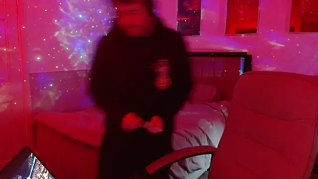 Snapshot of maxy49 chatting on 11/23/25, 05:35 maxy49 online show from 11/23/25, 05:35