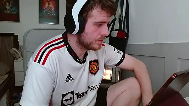 Snapshot of maxy49 chatting on 11/30/25, 01:26 maxy49 online show from 11/30/25, 01:26