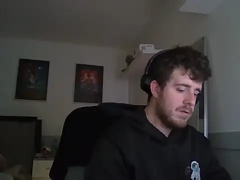 Snapshot of maxy49 chatting on 12/15/25, 01:15 maxy49 online show from 12/15/25, 01:15