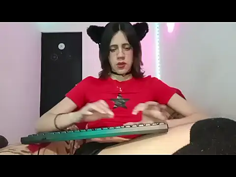 Snapshot of lucydreamm chatting on 10/02/25, 01:34 lucydreamm online show from 10/02/25, 01:34