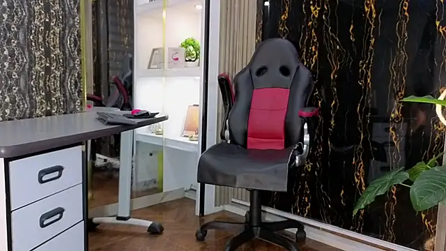 MissEscarleth online show from 10/21/25, 02:56