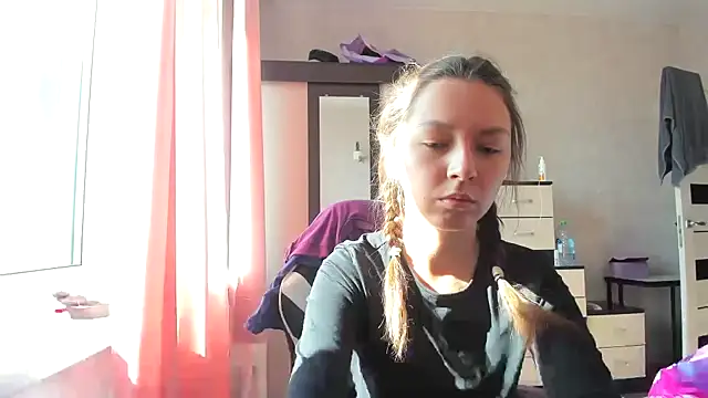 Snapshot of Adela_Vetta chatting on 03/18/25, 10:03 Adela Vetta online show from 03/18/25, 10:03