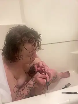 Snapshot of tatted-bitty chatting on 11/05/25, 08:14 tatted-bitty online show from 11/05/25, 08:14