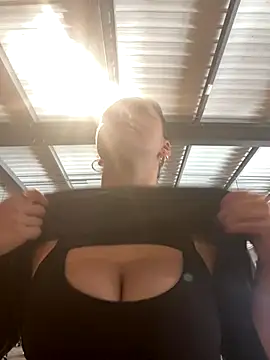 Luccreccia  online show from 10/12/25, 08:24