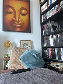 Luccreccia  online show from 10/20/25, 08:26