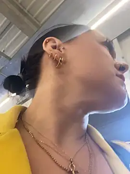 Luccreccia  online show from 11/18/25, 03:05