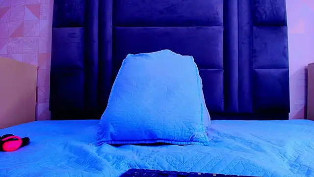 Snapshot of hot_dione chatting on 10/27/25, 07:18 hot dione online show from 10/27/25, 07:18