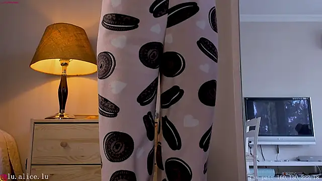 Snapshot of alicelu_ chatting on 03/04/25, 06:37 alicelu online show from 03/04/25, 06:37