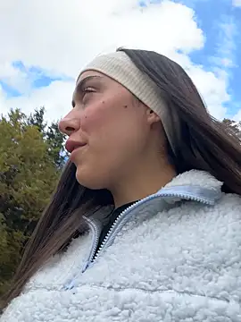 Snapshot of emiliasommer chatting on 10/28/25, 01:25 emiliasommer online show from 10/28/25, 01:25