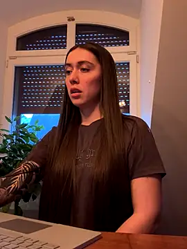 emiliasommer online show from 11/28/25, 03:47