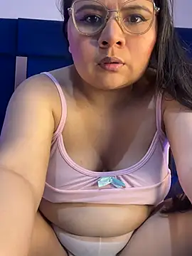 Snapshot of alice_love052 chatting on 04/17/26, 04:15 alice love052 online show from 04/17/26, 04:15