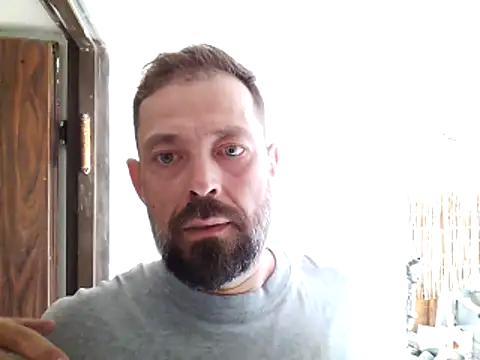 Snapshot of zefside42 chatting on 11/05/25, 11:32 zefside42 online show from 11/05/25, 11:32