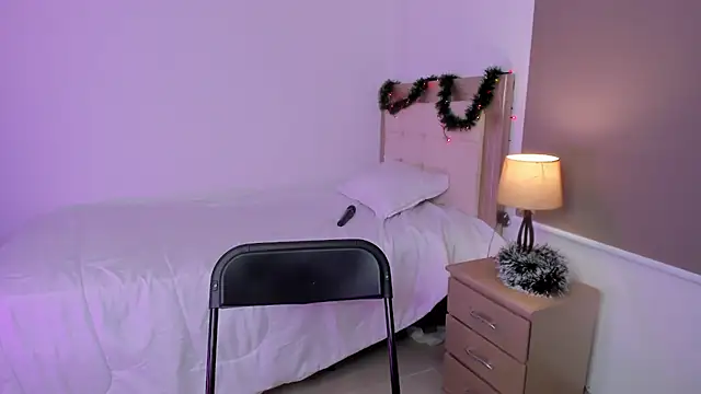 Snapshot of vale_kross chatting on 12/17/24, 01:05 vale kross online show from 12/17/24, 01:05