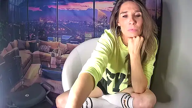 Snapshot of SarahStarr2020 chatting on 11/27/25, 02:30 SarahStarr2020 online show from 11/27/25, 02:30