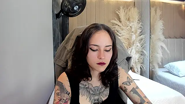 Snapshot of AnnyThompson_ chatting on 04/18/26, 10:43 AnnyThompson online show from 04/18/26, 10:43