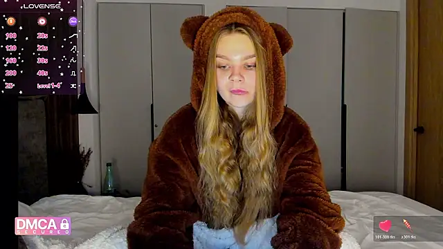 Snapshot of Molly_sweetie chatting on 12/18/25, 07:14 Molly sweetie online show from 12/18/25, 07:14