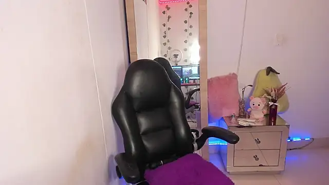 Snapshot of hellensexy chatting on 03/08/25, 12:00 hellensexy online show from 03/08/25, 12:00