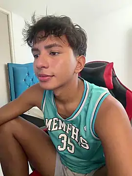 Snapshot of Leonarrrd_01 chatting on 03/07/26, 08:17 Leonarrrd 01 online show from 03/07/26, 08:17