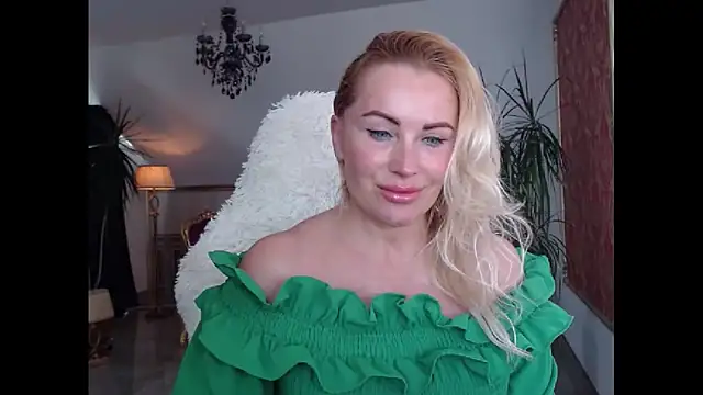 Snapshot of eyesangel22 chatting on 12/30/24, 12:42 eyesangel22 online show from 12/30/24, 12:42