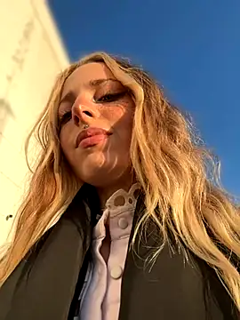 Snapshot of LoraaDoll chatting on 10/02/25, 02:24 LoraaDoll online show from 10/02/25, 02:24