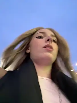 Snapshot of LoraaDoll chatting on 10/28/25, 02:31 LoraaDoll online show from 10/28/25, 02:31