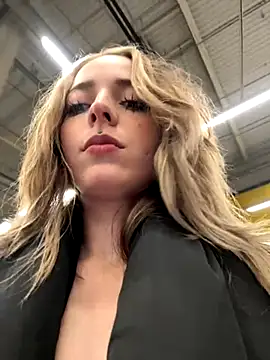 Snapshot of LoraaDoll chatting on 11/05/25, 03:45 LoraaDoll online show from 11/05/25, 03:45