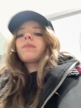 Snapshot of LoraaDoll chatting on 11/13/25, 03:33 LoraaDoll online show from 11/13/25, 03:33