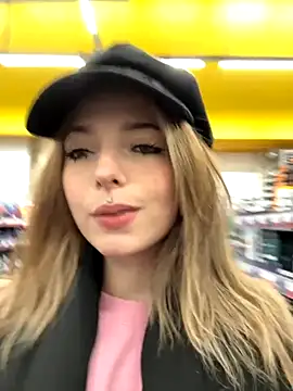 Snapshot of LoraaDoll chatting on 11/15/25, 04:36 LoraaDoll online show from 11/15/25, 04:36