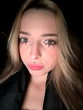 Snapshot of LoraaDoll chatting on 11/20/25, 04:29 LoraaDoll online show from 11/20/25, 04:29