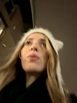 Snapshot of LoraaDoll chatting on 11/21/25, 03:00 LoraaDoll online show from 11/21/25, 03:00