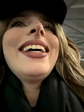 Snapshot of LoraaDoll chatting on 11/28/25, 03:04 LoraaDoll online show from 11/28/25, 03:04