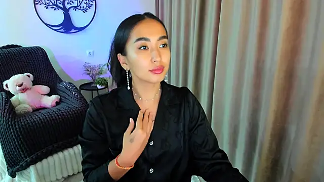 Snapshot of worldofkim chatting on 11/11/25, 10:59 worldofkim online show from 11/11/25, 10:59