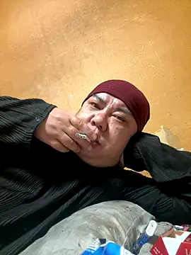 Snapshot of punk0805 chatting on 12/19/25, 11:17 punk0805 online show from 12/19/25, 11:17