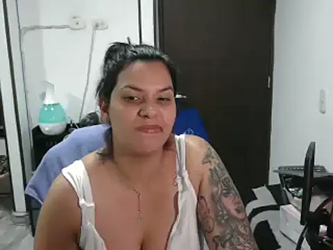 Snapshot of CarolinaRincon chatting on 03/11/25, 09:04 CarolinaRincon online show from 03/11/25, 09:04