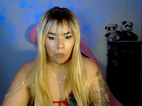 Snapshot of CarolinaRincon chatting on 11/20/25, 12:00 CarolinaRincon online show from 11/20/25, 12:00