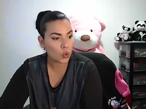 Snapshot of CarolinaRincon chatting on 11/22/25, 11:48 CarolinaRincon online show from 11/22/25, 11:48