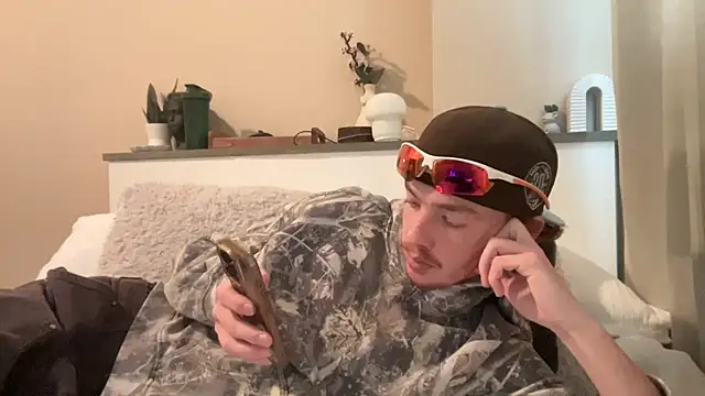 Snapshot of younghungginger chatting on 12/01/24, 08:42 younghungginger online show from 12/01/24, 08:42