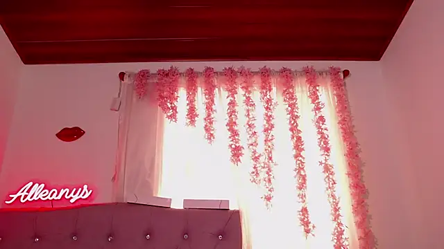 Snapshot of Alleanys_Cristal chatting on 09/24/25, 02:31 Alleanys Cristal online show from 09/24/25, 02:31