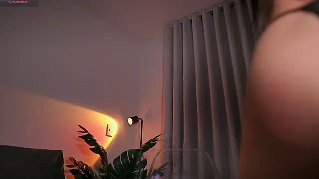 Snapshot of GigiLee_ chatting on 11/15/25, 02:42 GigiLee online show from 11/15/25, 02:42