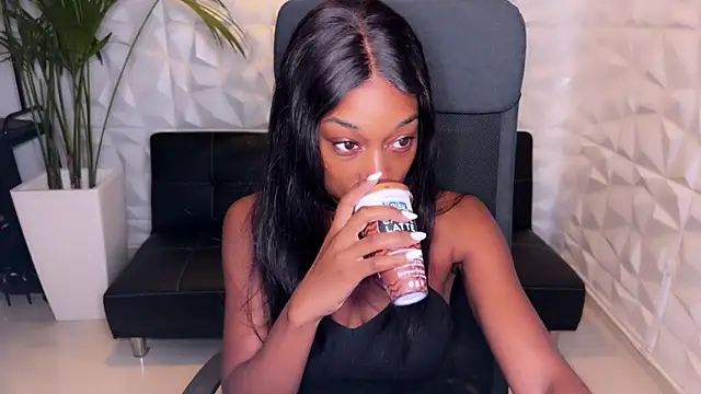 Snapshot of smileybabe chatting on 12/13/24, 05:38 smileybabe online show from 12/13/24, 05:38