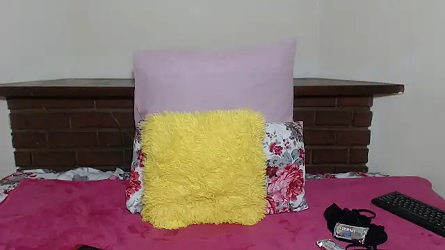 Snapshot of Yelowbone chatting on 02/15/25, 11:17 Yelowbone online show from 02/15/25, 11:17