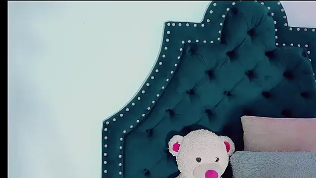 Emmaa Saenz  online show from 03/09/25, 12:42