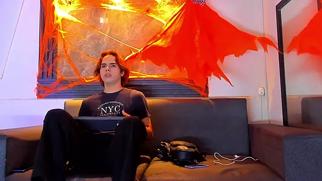 liam genner  online show from 10/19/25, 08:09