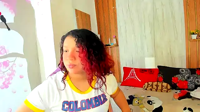 Snapshot of Emily_Coper18 chatting on 06/18/26, 02:21 Emily Coper18 online show from 06/18/26, 02:21