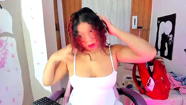 Snapshot of Emily_Coper18 chatting on 06/29/26, 01:55 Emily Coper18 online show from 06/29/26, 01:55