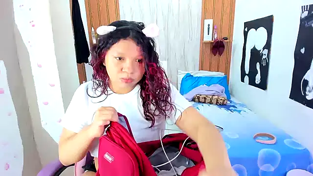 Snapshot of Emily_Coper18 chatting on 07/17/26, 02:02 Emily Coper18 online show from 07/17/26, 02:02