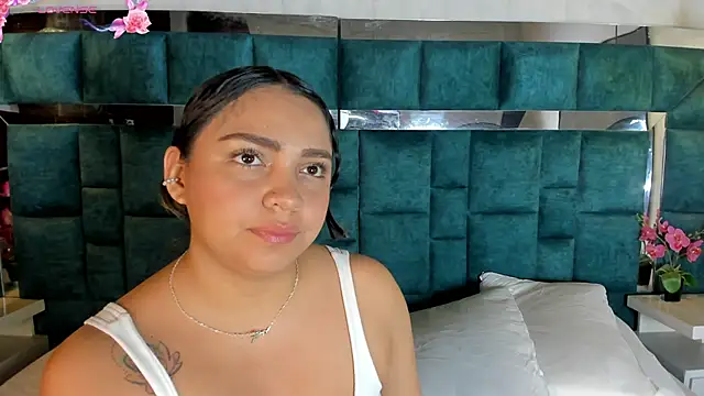 Snapshot of Abril_Gomez06 chatting on 04/28/26, 02:27 Abril Gomez06 online show from 04/28/26, 02:27