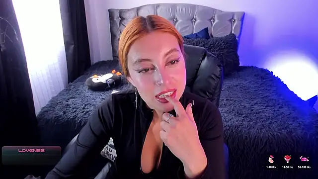 Snapshot of Violetaarey chatting on 02/13/26, 08:49 Violetaarey online show from 02/13/26, 08:49