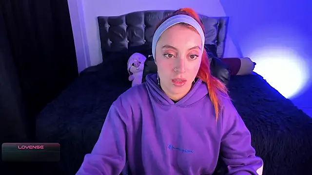 Snapshot of Violetaarey chatting on 02/21/26, 03:18 Violetaarey online show from 02/21/26, 03:18